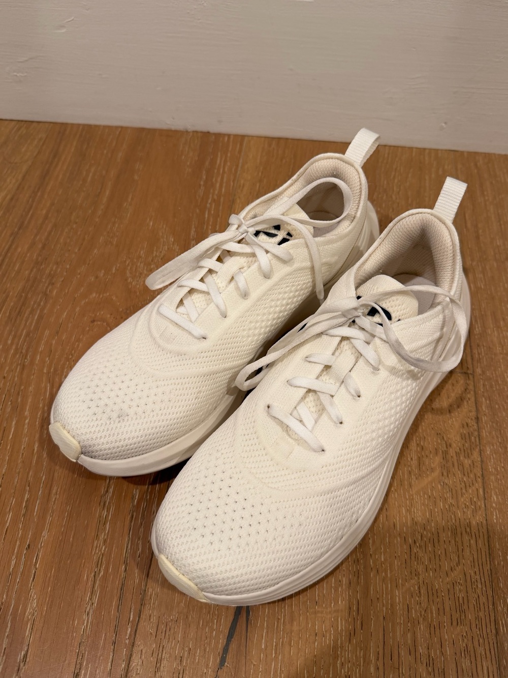 APL TechLoom Dream Sneakers - size 7